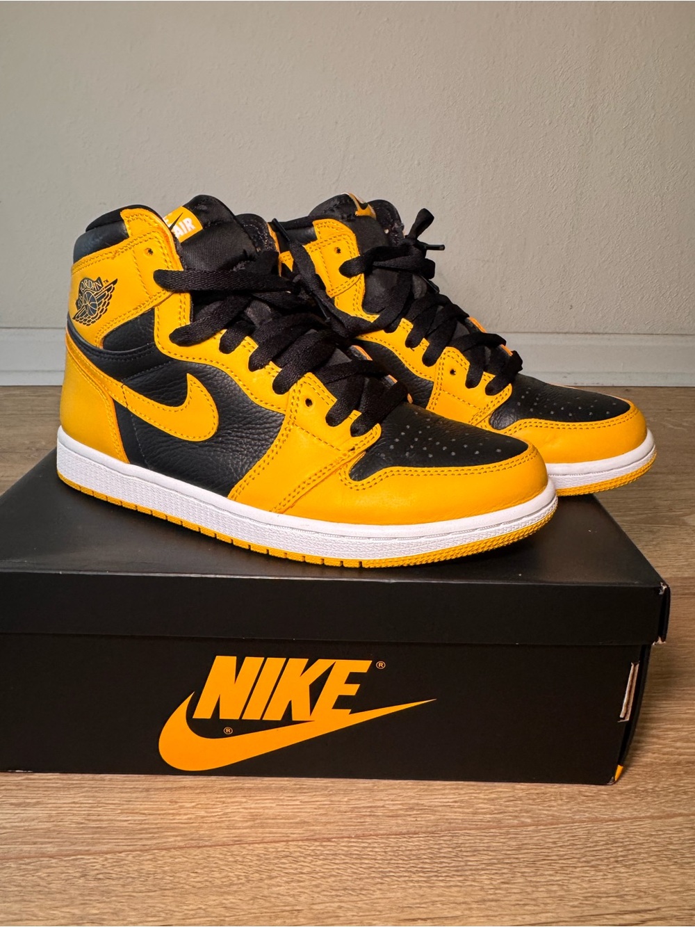 Nike Air Jordan 1 Mid - Yellow & Black